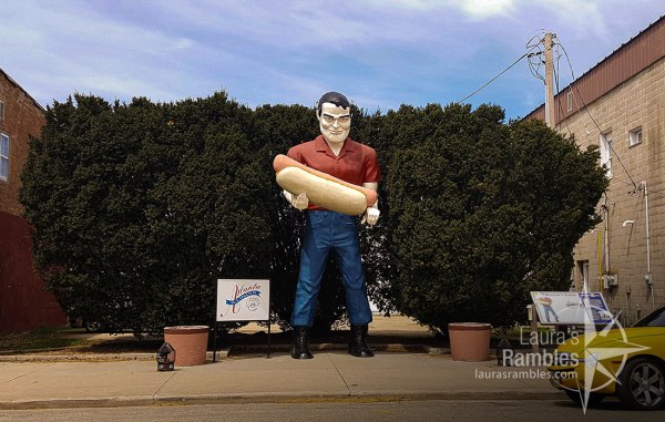Paul Bunyan statue holding a hot dog in Atlanta, IL