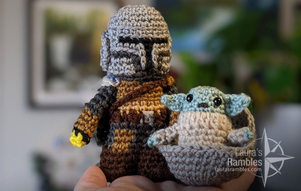 Crochet (amigurumi) Mandalorian and Grogu in his pram.